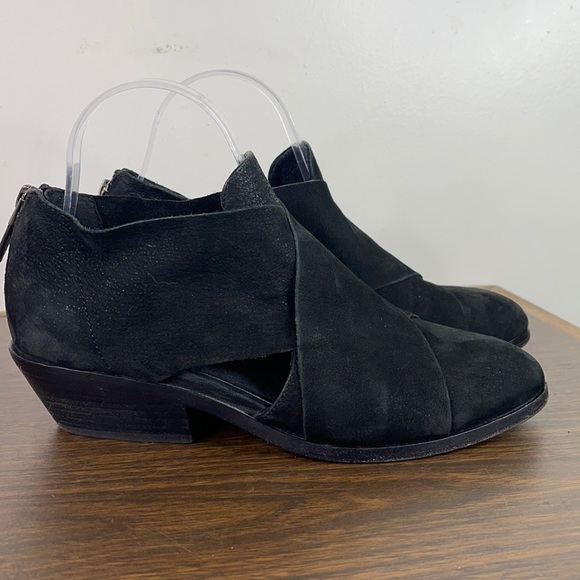 Eileen Fisher Sz 7 Ankle Boot Bootie Black Leather Cut Out Low Heel Back Zip - Picture 1 of 8